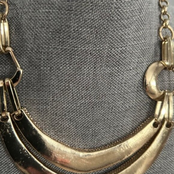 Elegant Gold Pendant Choker & Teardrop Earring Set – Vintage-Inspired Fashion Je - Picture 3 of 3